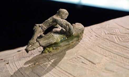 Dấu ấn tín ngưỡng phồn thực trên nắp thạp đồng tìm được ở Đào Thịnh
