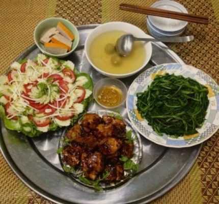 Cách bày biện thức ăn trong mâm cơm tròn của người Việt