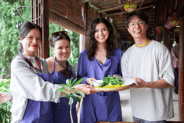 Sinh viên cùng hòa mình vào nhịp sống của Đà Nẵng