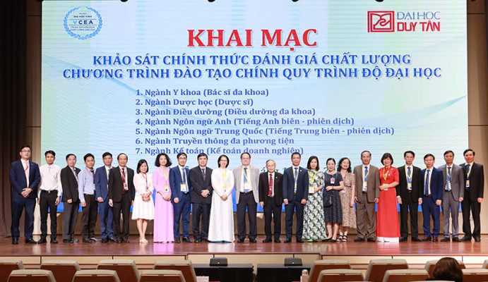 Đại học Duy Tân chụp hình lưu niệm cùng Đoàn chuyên gia Đánh giá ngoài